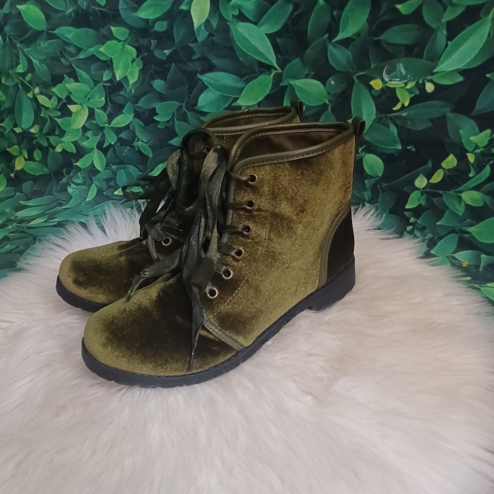 Rouge Helium Green Velvet Boots With Ribbon Strings.